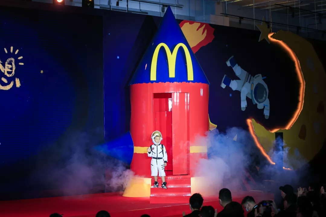 武汉麦当劳中国为孩子“点亮梦想”，带你上天！