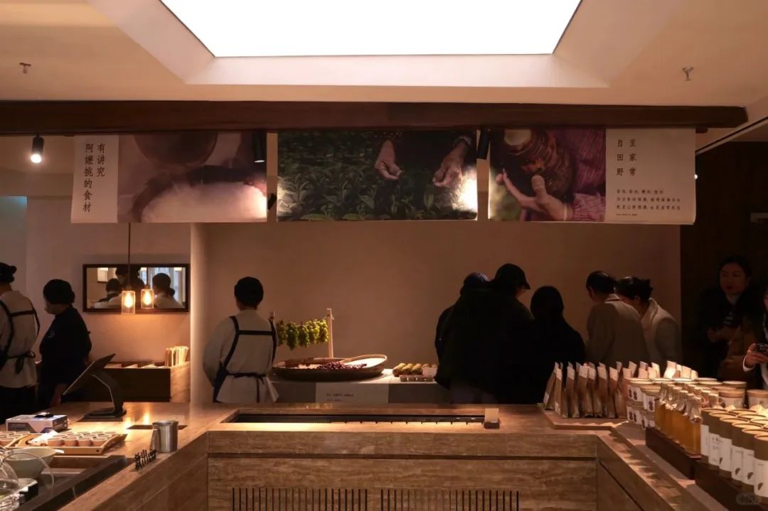 武汉阿嬷手作全国首家体验集合店，用“家味·市集”打造餐饮空间